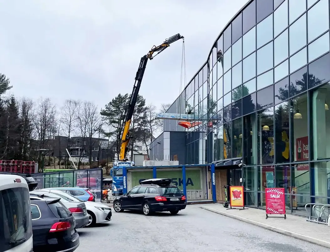Skanska AS Converts Retail Spaces with Liftroller Wall
